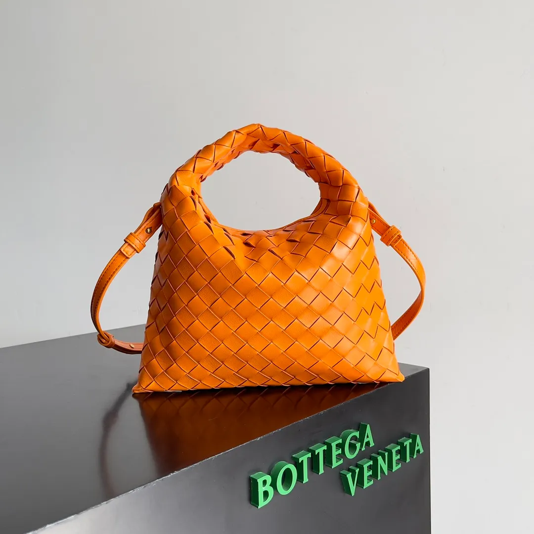 Batch 1400 BV 24 early spring new mini Hop has finally arrived! ! ! The small one is really exquisite and textured, and the calf leather really shows off your temperament! ! ! Its shoulder strap is detachable, so it can be carried by hand or worn cross-body, which is really very practical! Moreover, the 15ProMax mobile phone can also be placed, so there is no need to worry about the problem of not being able to place the mobile phone. 📱 Style number: 777586 Size: 25.5*14.5*11cm